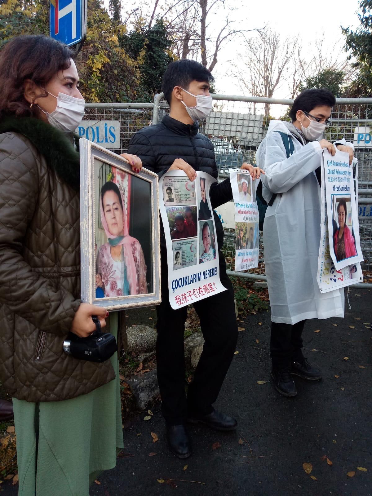 妈热娅姆.苏力坦和其他土耳其维吾尔人一起在土耳其中国大使馆前的抗议活动； 由作者提供。