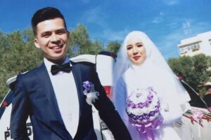 秘尔扎提（Mirzat)和他在澳大利亚长大的妻子维吾尔女孩迷热阿伊（Mehray）的婚礼纪念；照片由作者提供。
